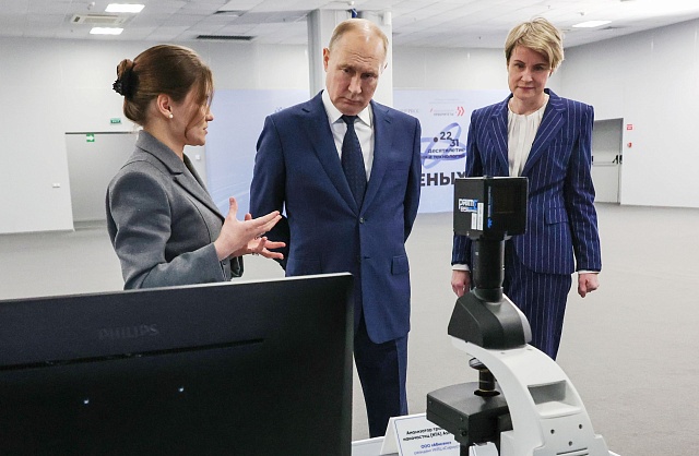 В Университете «Сириус» Владимиру Путину показали передовое отечественное научное оборудование